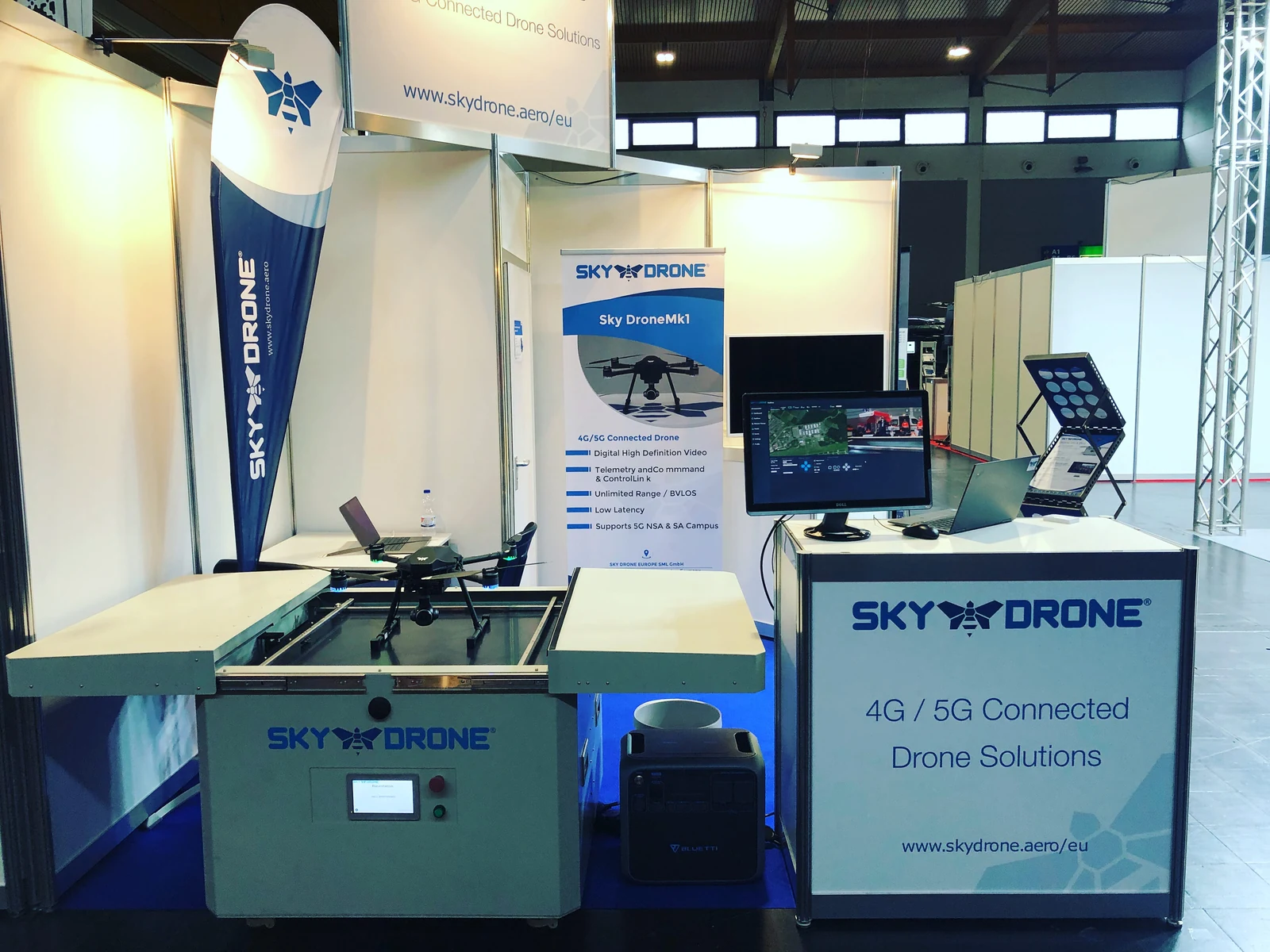 Sky-Drone-Messestand mit Flugplattform, Station und Bildschirm für die Bodensoftware